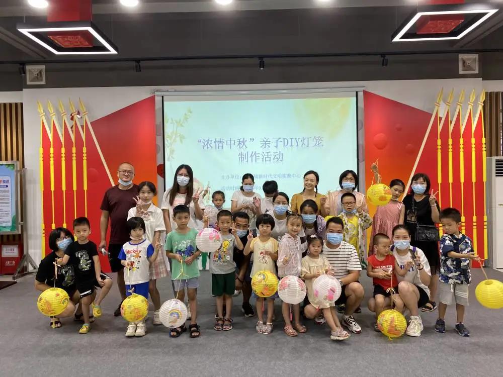 开展灯笼、月饼制作及慰问活动，让市民体验中秋节传统文化